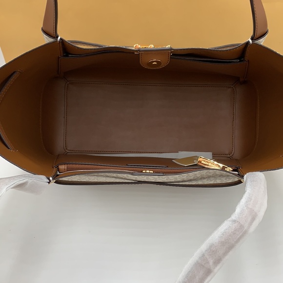 MICHAEL KORS 
Reed Large BELTED Logo Tote Bag VANILLA BROWN SIGNATURE COLOR - Picture 11 of 14